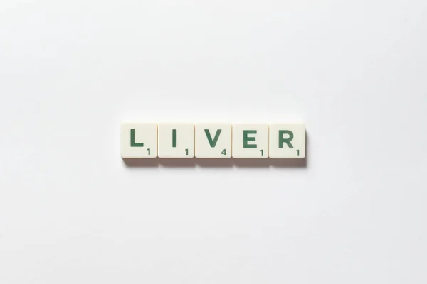 Palavra Fígado Formada Por Blocos Scrabble Sobre Fundo Branco Condição — Fotografia de Stock