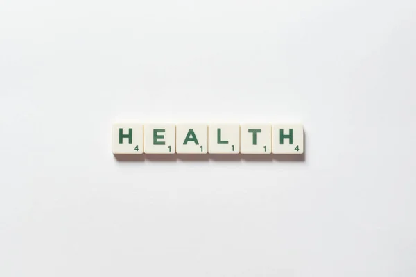 Gezondheid Woord Gevormd Van Scrabble Blokken Witte Achtergrond Gezondheidszorgconcept — Stockfoto