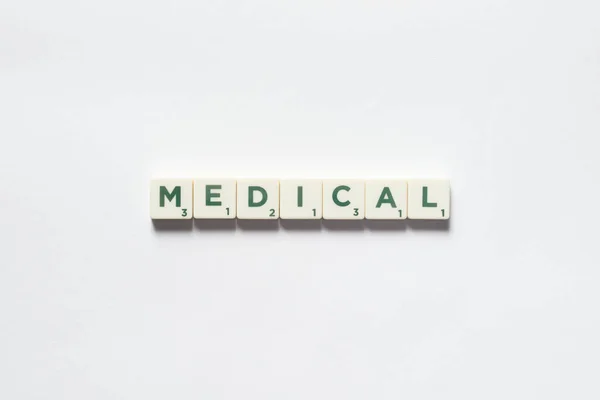 Cuvânt Medical Format Din Blocuri Scrabble Fundal Alb — Fotografie, imagine de stoc