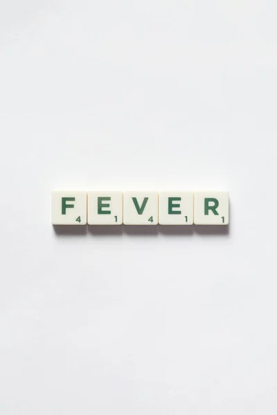 Beyaz Arka Planda Scrabble Bloklarından Oluşan Ateş Kelimesi Virüs Enfeksiyonu — Stok fotoğraf