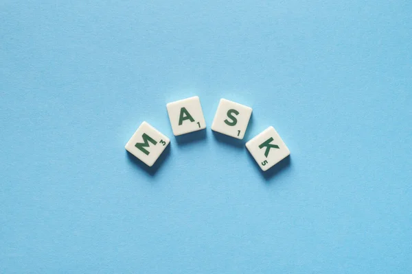 Masker Woord Gevormd Van Scrabble Tegels Blauwe Achtergrond Ziektepreventie Bewustmaking — Stockfoto