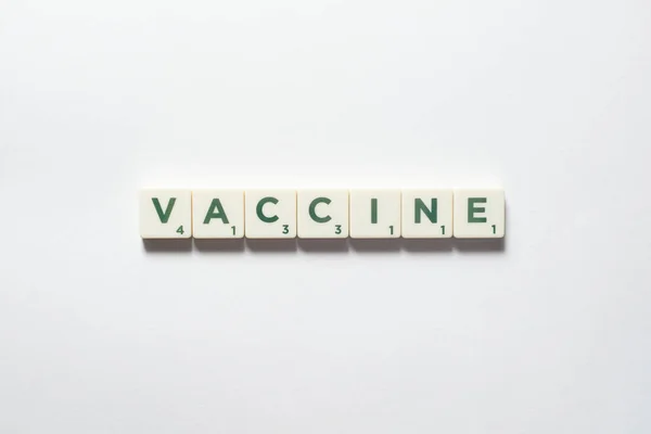 Palavra Vacina Formada Por Blocos Scrabble Fundo Branco Prevenção Doenças — Fotografia de Stock