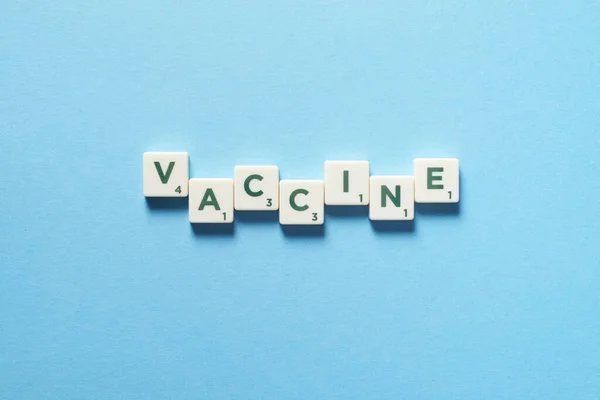 Vaccin Woord Gevormd Van Scrabble Tegels Blauwe Achtergrond Ziektepreventie Bewustmaking — Stockfoto