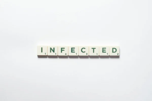 Beyaz Arka Planda Scrabble Bloklarından Oluşan Enfekte Bir Kelime Enfeksiyon — Stok fotoğraf