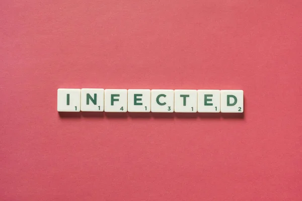Kirmizi Zemindeki Scrabble Fayanslarindan Olusan Enfekte Bir Kelime Enfeksiyon Önleme — Stok fotoğraf
