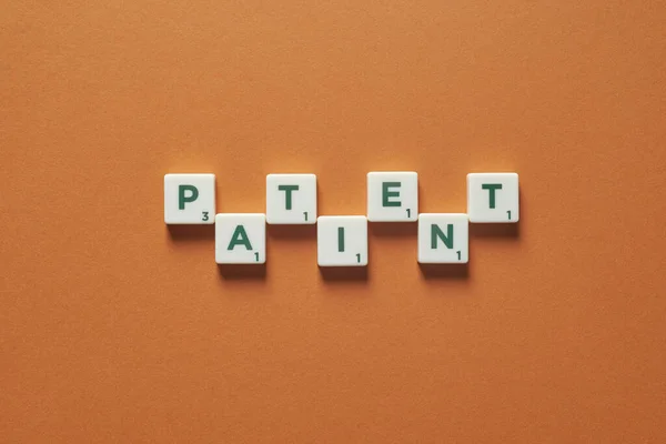 Patiënt Woord Gevormd Van Scrabble Tegels Bruine Achtergrond Medisch Onderzoek — Stockfoto