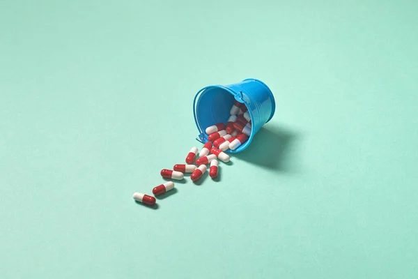 Gyógyszeres Tabletták Kiesnek Vödörből Touquose Háttér Miatt Lapos Fekvésű Fénymásoló — Stock Fotó