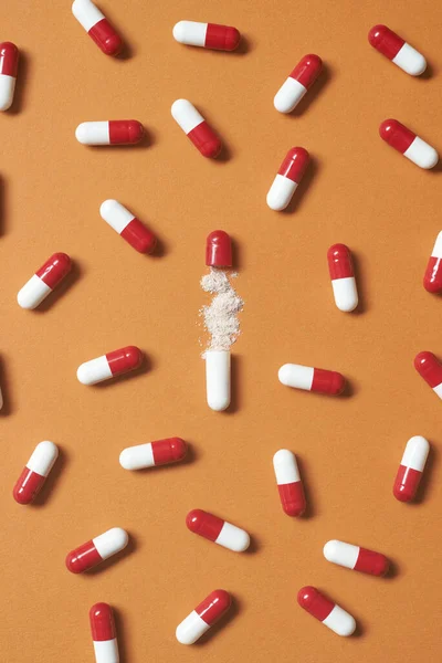 Gyógyszerészeti Tabletták Gyógyszerpor Narancssárga Háttérrel Szétszórva Egészségügyi Ellátás Gyógyszeres Kezelés — Stock Fotó
