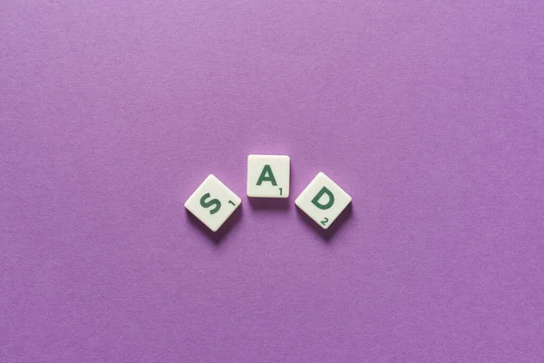Smutné Slovo Vytvořené Scrabble Dlaždic Fialovém Pozadí Stock Snímky