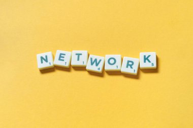 Kelime ağı sarı arkaplanda Scrabble elementlerinden oluşuyor. Kopyalama alanı olan yaratıcı şablon.