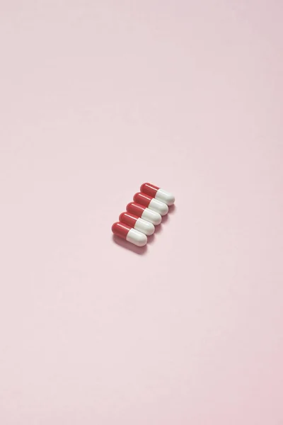 Rode Witte Farmaceutische Tabletten Netjes Een Roze Achtergrond Gelegd Vlakke — Stockfoto