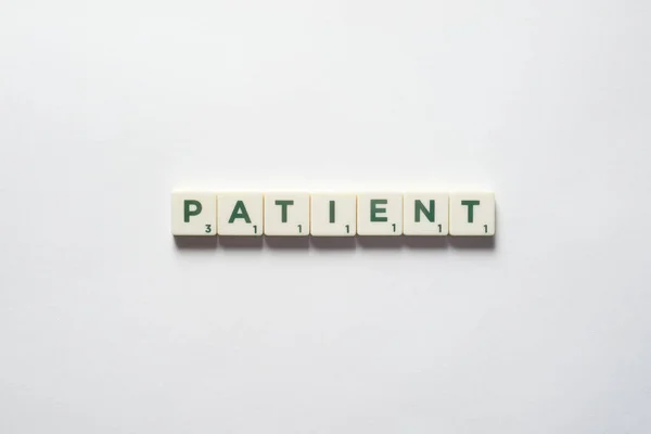 Mot Patient Formé Blocs Scrabble Sur Fond Blanc Examen Médical — Photo