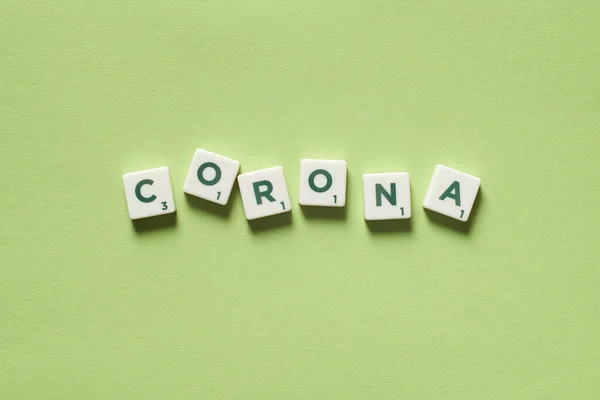 Yeşil Arka Planda Dağınık Tırnak Karolarından Oluşan Corona Kelimesi Coronavirus — Stok fotoğraf