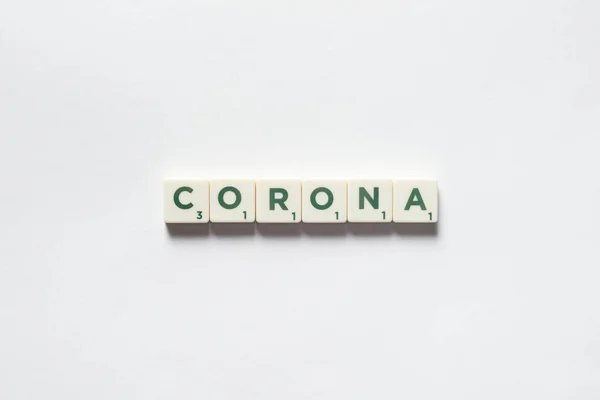 Corona Kelimesi Beyaz Arka Plandaki Scrabble Bloklarından Oluşmuştur Coronavirus Enfeksiyonu — Stok fotoğraf