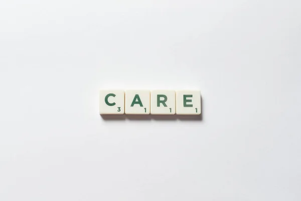 关心的词 由白色背景上的刮字块组成 健康保险和保护概念 — 图库照片
