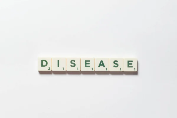 Beyaz Arka Planda Scrabble Bloklarından Oluşan Bir Hastalık Kelimesi Hastalıkların — Stok fotoğraf