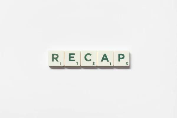 Recap Woord Gevormd Van Scrabble Tegels Witte Achtergrond Minimaal Bedrijfsontwerp — Stockfoto