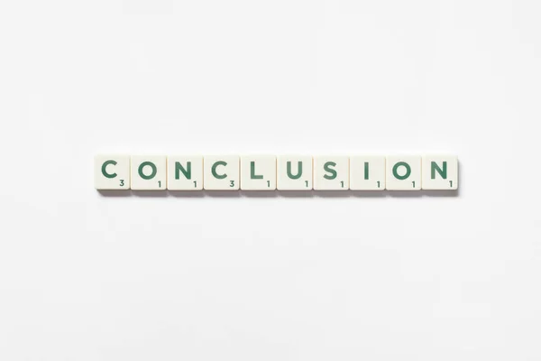 Conclusie Woord Gevormd Van Scrabble Blokken Witte Achtergrond Minimaal Bedrijfsontwerp — Stockfoto