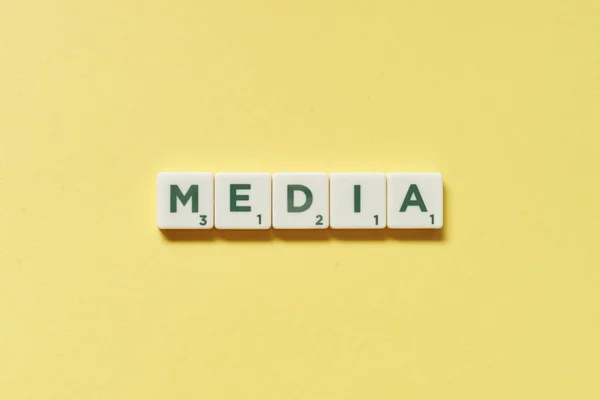 Media Λέξη Που Σχηματίζεται Από Scrabble Μπλοκ Κίτρινο Φόντο Απλό — Φωτογραφία Αρχείου