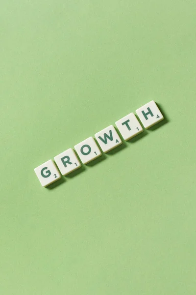 Růstové Slovo Vytvořené Scrabble Bloků Zeleném Pozadí Jednoduché Kreativní Zázemí Stock Snímky