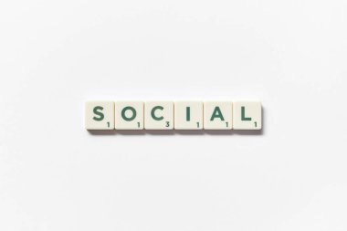 Beyaz arkaplandaki Scrabble bloklarından oluşan sosyal kelime, kopyalama alanı olan natürmort yaşam.