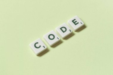 Yeşil arkaplandaki Scrabble elementlerinden oluşan parola, kopyalama alanı olan natürmort.