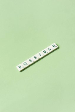Yeşil arka planda Scrabble blokları oluşmuş olabilir. Kopyalama alanı olan yaratıcı şablon.