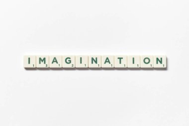 Kelime hayal gücü beyaz arka planda Scrabble blokları oluşturdu. Kopyalama alanı olan yaratıcı şablon.
