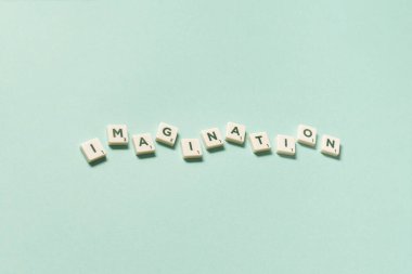 Yeşil arkaplandaki karolardan oluşan bir hayal kelimesi. Pastel renkte orijinal ağ şablon tasarımı.