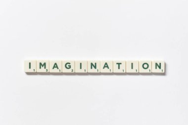 Beyaz arka planda Scrabble bloklarından oluşan bir kelime. Metin için yeri olan basit tasarım.