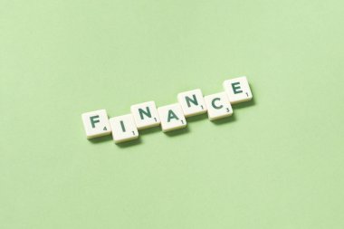 Kelime finansmanı yeşil arka plandaki Scrabble bloklarından oluşuyor. Metin için yeri olan en küçük iş tasarımı.