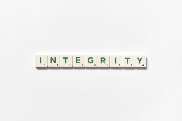 Slovo Integrity Vytvořené Scrabble Dlaždic Bílém Pozadí Tvůrčí Šablona Místem — Stock fotografie