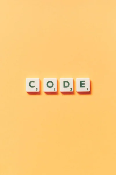 Sárga Hátterű Scrabble Blokkokból Álló Kódszó Kreatív Sablon Másolási Hellyel — Stock Fotó