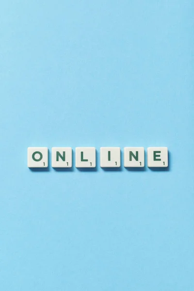 Online Wort Aus Scrabble Blöcken Auf Blauem Hintergrund Einfache Kreative — Stockfoto