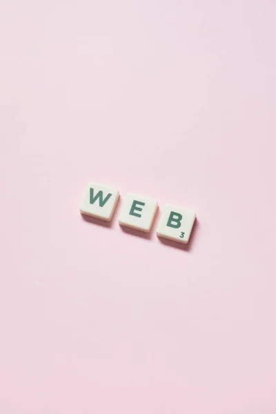 Palabra Web Formada Por Azulejos Scrabble Sobre Fondo Rosa Diseño — Foto de Stock