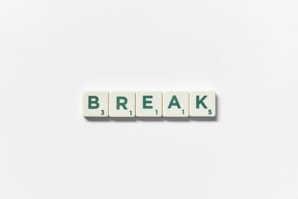 Breek Woord Gevormd Van Scrabble Blokken Witte Achtergrond Stilleven Met — Stockfoto
