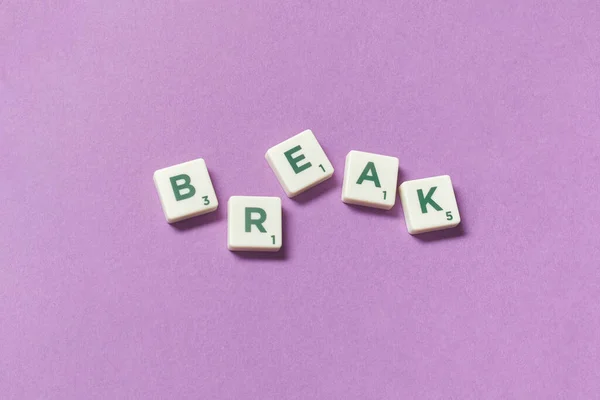Word Break Gevormd Van Scrabble Tegels Lila Achtergrond Eenvoudige Creatieve — Stockfoto
