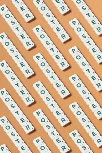 Plakátová Slova Vytvořená Scrabble Dlaždic Opakovaných Hnědém Pozadí — Stock fotografie