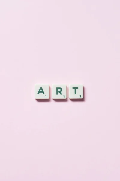Art Szó Alakult Scrabble Csempe Rózsaszín Alapon Eredeti Web Sablon — Stock Fotó