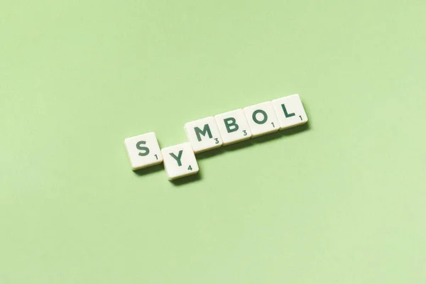 Woord Symbool Gevormd Van Scrabble Blokken Groene Achtergrond Creatieve Template — Stockfoto