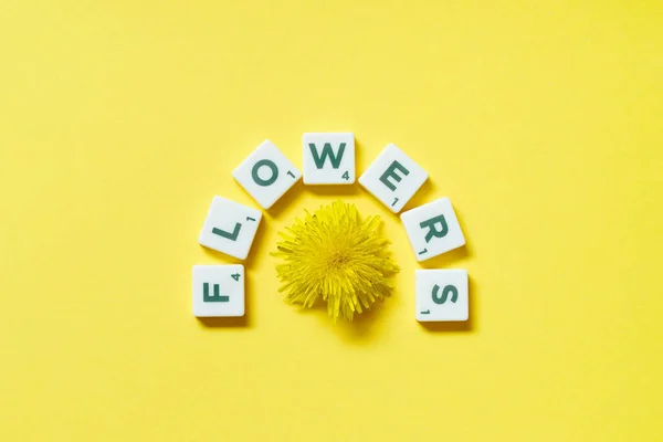 Květinové Slovo Vytvořené Scrabble Dlaždice Čerstvým Pampeliška Květiny Žlutém Pozadí Royalty Free Stock Obrázky