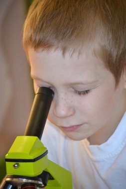 çocuğun yanında mikroskop