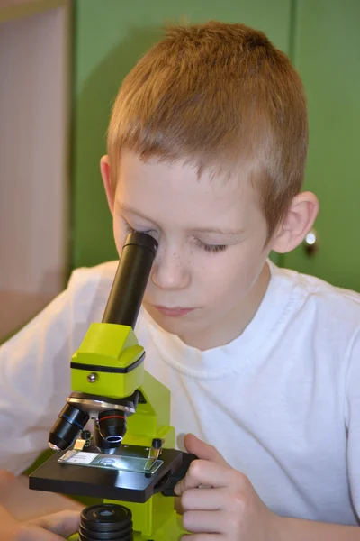 The boy with a microscope — Stock Photo, Image