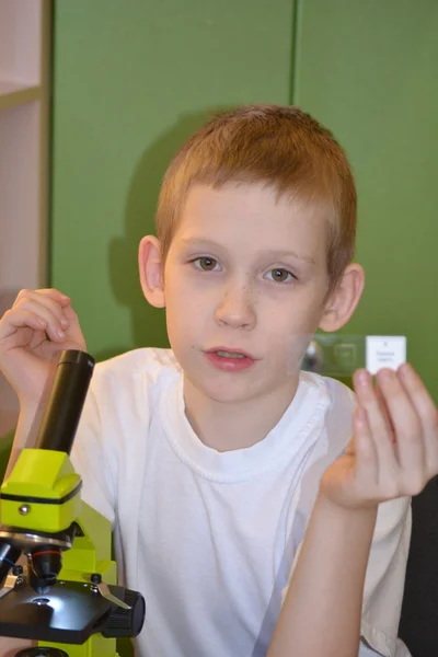 The boy with a microscope — Stock Photo, Image