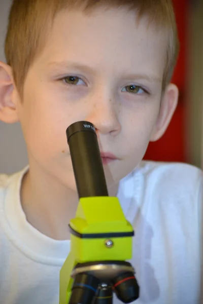 The boy with a microscope — Stock Photo, Image