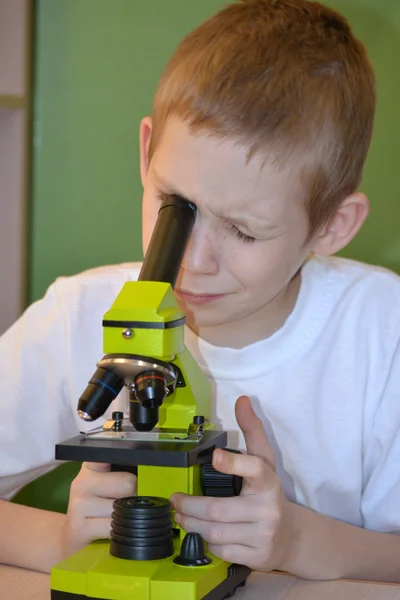 Хлопчик з мікроскопом — стокове фото