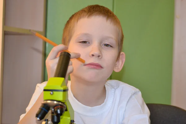 Il ragazzo con un microscopio — Foto Stock
