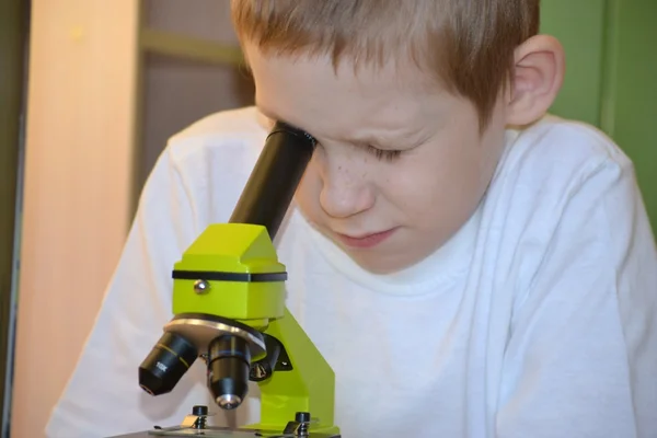 çocuğun yanında mikroskop