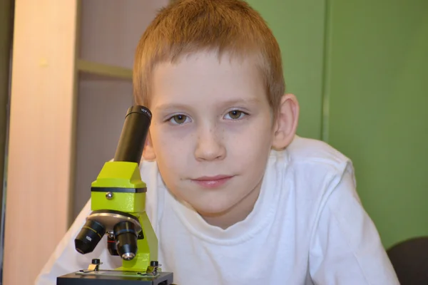 De jongen met een Microscoop — Stockfoto