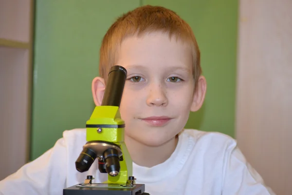 Il ragazzo con un microscopio — Foto Stock